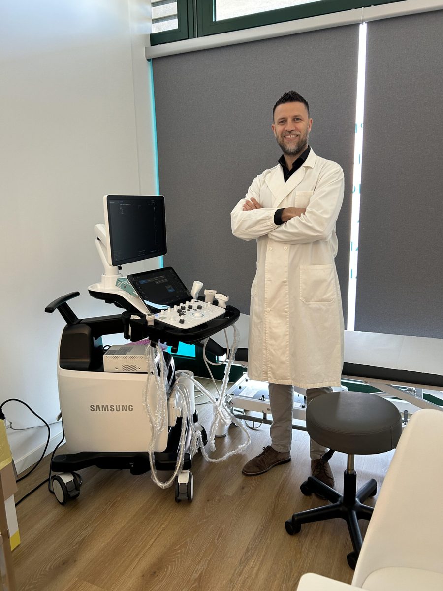 Dr. Paolo Ortolan durante un'ecografia diagnostica presso Ortho M&P
